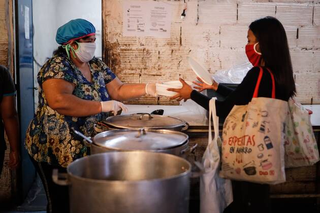 People in need attend a community dining room, during isolation due to COVID-19, in Buenos Aires, Argentina, 22 April 2020. EPA Juan Ignacio Roncoroni Coronavirus crisis in Argentina !ACHTUNG: NUR REDAKTIONELLE NUTZUNG!  Copyright: xJuanxIgnacioxRoncoronix AME4743 20200422-637231814267940643