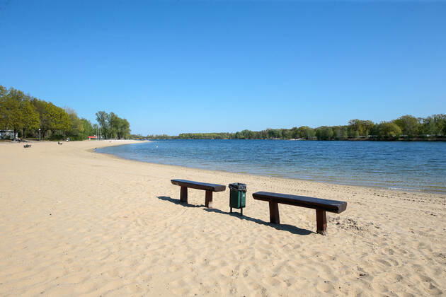22 04 2020, xtgx, Consequences of the Corona Virus in Wolfsburg, empty beaches on the Allersee People are using the shores of the Allersee again to relax, go for walks or do sports After a ban on entering the lake in recent weeks, this ban has now been lifted, but sunbathing or using the games and sports grounds is still prohibited Wolfsburg
