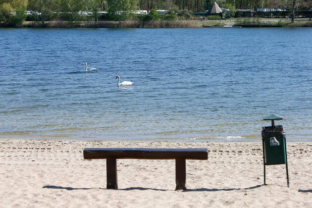 22 04 2020, xtgx, Consequences of the Corona Virus in Wolfsburg, empty beaches on the Allersee People are using the shores of the Allersee again to relax, go for walks or do sports After a ban on entering the lake in recent weeks, this ban has now been lifted, but sunbathing or using the games and sports grounds is still prohibited Wolfsburg