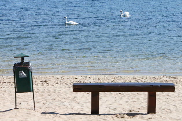 22 04 2020, xtgx, Consequences of the Corona Virus in Wolfsburg, empty beaches on the Allersee People are using the shores of the Allersee again to relax, go for walks or do sports After a ban on entering the lake in recent weeks, this ban has now been lifted, but sunbathing or using the games and sports grounds is still prohibited Wolfsburg