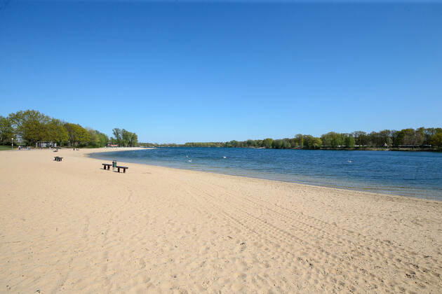 22 04 2020, xtgx, Consequences of the Corona Virus in Wolfsburg, empty beaches on the Allersee People are using the shores of the Allersee again to relax, go for walks or do sports After a ban on entering the lake in recent weeks, this ban has now been lifted, but sunbathing or using the games and sports grounds is still prohibited Wolfsburg