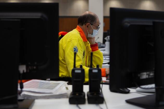 People work at coordination center of the Emergency Medical System (SEM) in Barcelona, Catalonia, Spain, 22 April 2020. Spain is under a lockdown to avoid the spreading of pandemic of the COVID-19 disease caused by the SARS-CoV-2 coronavirus. Coordination center of the Emergency Medical System in Barcelona !ACHTUNG: NUR REDAKTIONELLE NUTZUNG!  Copyright: xEnricxFontcubertax GRAFCAT5354 20200422-637231827066598117