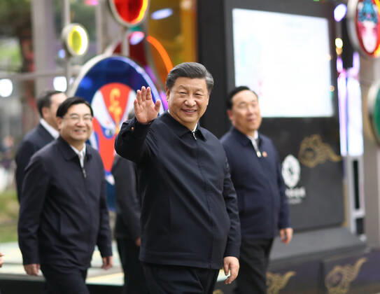 (200422) -- XI AN, April 22, 2020 -- Chinese President Xi Jinping, also general secretary of the Communist Party of China Central Committee and chairman of the Central Military Commission, visits a commercial street in Xi an, capital of northwest China s Shaanxi Province, April 22, 2020. Xi on Wednesday inspected the city of Xi an during his trip to northwest China s Shaanxi Province. ) CHINA-SHAANXI-XI AN-XI JINPING-INSPECTION (CN) JuxPeng 