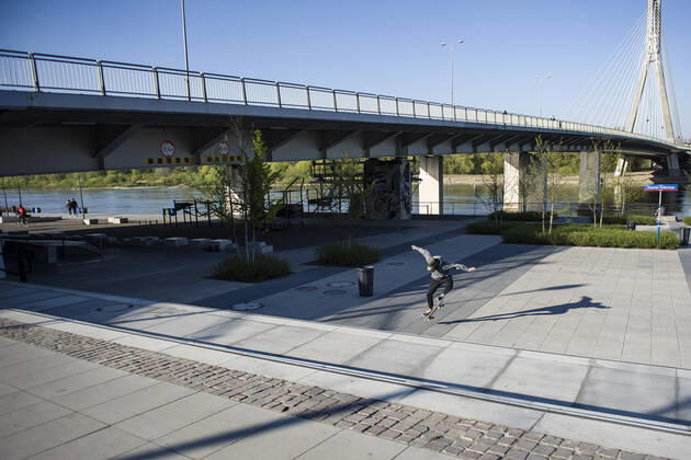 April 22, 2020, Warsaw, Mazowieckie, Poland: A young man skateboarding on the boulevard next to the Vistula river during the Covid-19 pandemic..The Polish government softened some of the restrictions related to the Covid-19 pandemic. Citizens are now allowed to walk in parks, more customers are allowed to enter shops. Protective masks are still obligatory for every citizen in public space. Warsaw Poland - ZUMAs197 20200422_zaa_s197_107 Copyright: xAttilaxHusejnowx