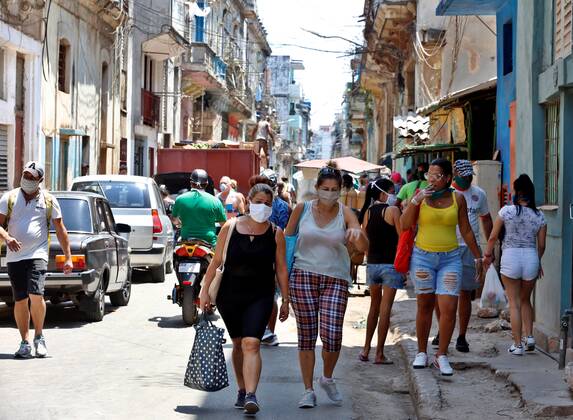 People walk in the street in Havana, Cuba, 22 April 2020. Cuban President Miguel Diaz-Canel, exhorted people to not leave their houses except for necessary activities such as buying groceries, even though the mandatory quarantine has not yet being established. COVID-19 in Havana !ACHTUNG: NUR REDAKTIONELLE NUTZUNG!  Copyright: xErnestoxMastrascusax AME4841 20200422-637231872981277814