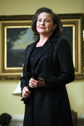 24, Cherry Jones, Redemption , (Season 7, aired Nov. 23, 2008), 2001-2010. photo: Greg Gayne TM and Copyright 20th Century Fox Film Corp. All rights reserved, Courtesy: Everett Collection 20thCentFox Courtesy Everett Collection !ACHTUNG AUFNAHMEDATUM GESCHÃ„TZT! PUBLICATIONXNOTxINxCANxCHNxFRAxITAxJPNxNORxPOLxRUSxESPxUKxUSA Copyright: x20thCentFox CourtesyxEverettxCollectionx TCDTWFO FE396