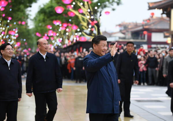 (200423) -- XI AN, April 23, 2020 -- Chinese President Xi Jinping, also general secretary of the Communist Party of China Central Committee and chairman of the Central Military Commission, visits a commercial street in Xi an, capital of northwest China s Shaanxi Province, April 22, 2020. Xi on Wednesday inspected the city of Xi an during his trip to northwest China s Shaanxi Province. ) CHINA-SHAANXI-XI AN-XI JINPING-INSPECTION (CN) XiexHuanchi 