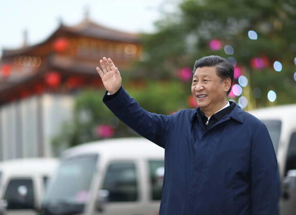 News Bilder des Tages (200423) -- XI AN, April 23, 2020 -- Chinese President Xi Jinping, also general secretary of the Communist Party of China Central Committee and chairman of the Central Military Commission, visits a commercial street in Xi an, capital of northwest China s Shaanxi Province, April 22, 2020. Xi on Wednesday inspected the city of Xi an during his trip to northwest China s Shaanxi Province. ) CHINA-SHAANXI-XI AN-XI JINPING-INSPECTION (CN) JuxPeng 