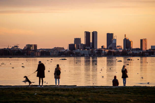 Tallinn, 22.04.2020 People enjoy the sunset on Pirita. The sun sets in the sea. FOTO:SANDER ILVEST POSTIMEES TALLINN HARJUMAA ESTONIA  Copyright: xSANDERxILVESTx