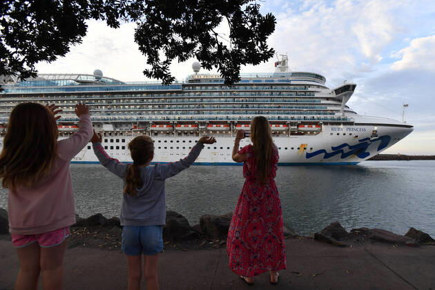 RUBY PRINCESS DEPARTURE, Residents wave farewell to crew onboard the Ruby Princess cruise ship as it departs Port Kembla in Wollongong, New South Wales, Thursday, April 23, 2020. The Ruby Princess cruise ship has been told to leave Australia by Thursday. ( NO ARCHIVING, EDITORIAL USE ONLY, NO USE IN BOOKS WITHOUT CONSENT SYDNEY NSW AUSTRALIA  Copyright: xDEANxLEWINSx 20200423001464869841