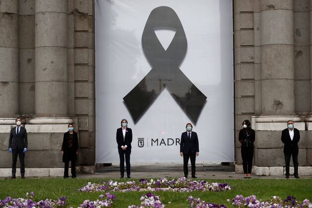 Madrid s Mayor, Jose Luis Martinez-Almeida (3-R), and local officials observe a minute silence in memory of coronavirus fatalities at the Puerta de Alcala monument in downtown Madrid, Spain, 23 April 2020. Local authorities observed a minute silence for victims as Spain faces its 40th day of lockdown.The country is under a lockdown to avoid the spreading of pandemic of the COVID-19 disease caused by the SARS-CoV-2 coronavirus. Mourning ceremony in memory of coronavirus victims !ACHTUNG: NUR REDAKTIONELLE NUTZUNG!  Copyright: xMariscalx GRAF4487 20200423-637232312806088618