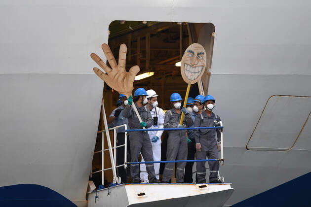 RUBY PRINCESS DEPARTURE, Crew onboard the Ruby Princess cruise ship wave to residents as it departs Port Kembla in Wollongong, New South Wales, Thursday, April 23, 2020. The Ruby Princess cruise ship has been told to leave Australia by Thursday. ( NO ARCHIVING, EDITORIAL USE ONLY, NO USE IN BOOKS WITHOUT CONSENT SYDNEY NSW AUSTRALIA  Copyright: xDEANxLEWINSx 20200423001464869938