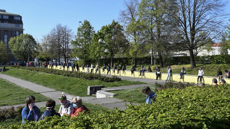 People waiting queue to take a sample for a covid-19 test, on April 23, 2020, in Zitek Gardens, Prague, Czech Republic. Across-the-board testing of population for new coronavirus began today. Test points open in Prague at 10:00, in Brno and Litomerice at 8:00. The goal is to find out the presence of coronavirus in Czech population. (CTKxPhoto MichalxKamaryt) CTKPhotoP202004230318901 kmt 1