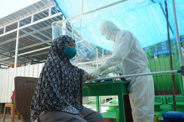 Coronavirus in Indonesien, Eindrücke aus Makasar Indonesia: Rapid Test for Covid-19 Health workers from the Community Health Center took blood samples for a rapid test to determine the spread of the Covid-19 outbreak. The Indonesian government reports that the number of people infected with Covid-19 has reached 7,418 people. Makassar South Sulawesi Indonesia Copyright: HerwinxBahar