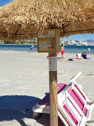 Sonnenschirm mit Tresor am Strand, Spanien, Balearen, Mallorca, Alcudia parasol with safe deposit box on the beach, Spain, Balearic Islands, Majorca, Alcudia BLWS612711 Copyright: xblickwinkel fotototox