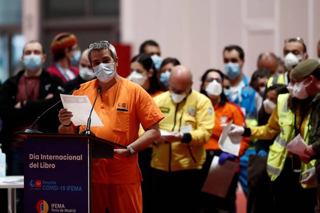 Health workers, soldiers and other workers at Ifema COVID-19 temporal hospital wait to read a passage from Don Quixote on occasion of World Book Day in Madrid, Spain, 23 April 2020. Reading of Don Quixote on World Book Day !ACHTUNG: NUR REDAKTIONELLE NUTZUNG!  Copyright: xMariscalx GRAF4599 20200423-637232418197595345