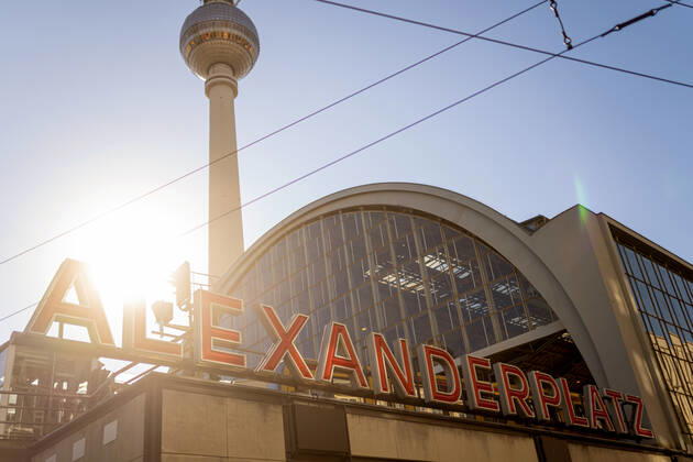 22 04 2020, Berlin, Germany, GER Schfritzug Alexanderplatz at the station building