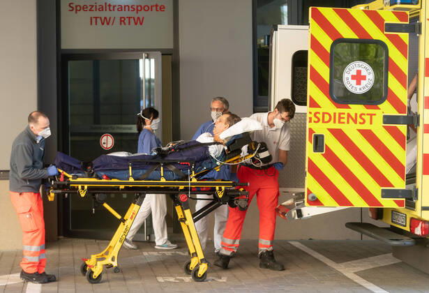 French corona patient recovers A corona patient, a 52-year-old Frenchman, who was flown from Alsace to Dresden on the afternoon of April 2, left Dresden University Hospital on Wednesday. He was flown from Dresden Airport to his home country in a Learjet of the German Air Rescue DLR.