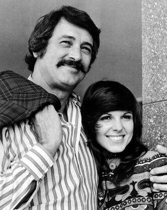 MCMILLAN AND WIFE, from left: Rock Hudson, Susan Saint James, 1971-77. NBC Courtesy Everett Collection !ACHTUNG AUFNAHMEDATUM GESCHÃ„TZT! PUBLICATIONXNOTxINxCANxCHNxFRAxITAxJPNxNORxPOLxRUSxESPxUKxUSA Copyright: xNBC CourtesyxEverettxCollectionx TBDMCAN EC019