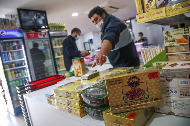 Clients buy food at a shop specialized in arab products in Madrid, Spain, 23 April 2020. Muslims start Ramadan, 23 April 2020, amid the coronavirus crisis affecting many countries in the world. Muslims in Madrid prepare for Ramadan !ACHTUNG: NUR REDAKTIONELLE NUTZUNG!  Copyright: xDavidxFernandezx GRAF4731 20200423-637232507186512608