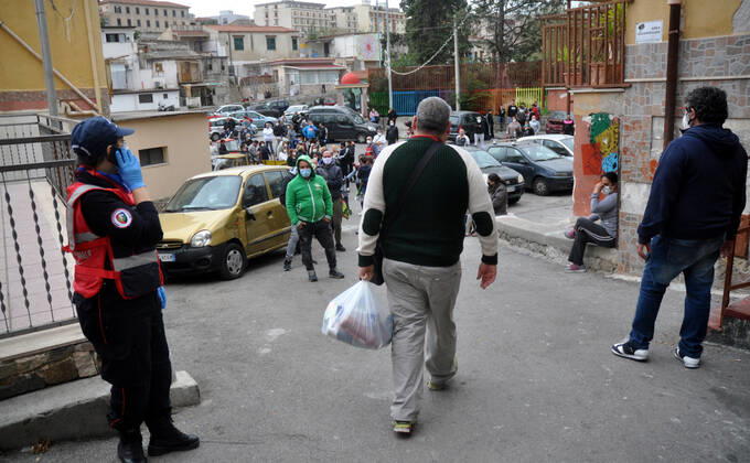 Palermo.Coronavirus, lined up to the Danisinni by Fra Mauro Billetta of the Parish of Sant Agnese for the distribution of the shopping package ... Ph.Alessandro Fucarini. (Alessandro Fucarini Fotogramma, Palermo - 2020-04-23) p.s. la foto e utilizzabile nel rispetto del contesto in cui e stata scattata, e senza intento diffamatorio del decoro delle persone rappresentate  Copyright: xAlessandroxFucarinix xFOTOGRAMMAx