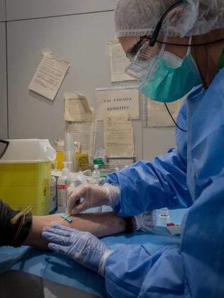 News Bilder des Tages Cremona. Serological tests for blood sampling for the emergency COVID19 at the Cremona Hospital (Carlo Cozzoli Fotogramma, Cremona - 2020-04-23) p.s. la foto e utilizzabile nel rispetto del contesto in cui e stata scattata, e senza intento diffamatorio del decoro delle persone rappresentate  Copyright: xCarloxCozzolix xFOTOGRAMMAx