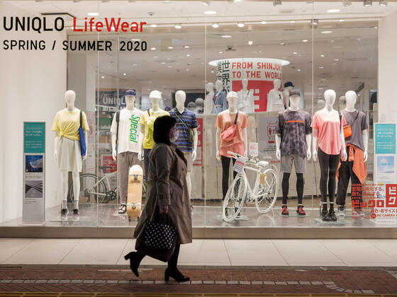 Coronavirus in Japan, Eindrücke aus Tokio A woman wearing a mask walks in Shinjuku in Tokyo, Japan, 23 April 2020. Japanese Prime Minister Shinzo Abe extends state of emergency for Japan area for at least until second week of May on increase of coronavirus and COVID-19 infection cases. April 23, 2020  (125640947)