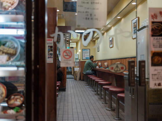Coronavirus in Japan, Eindrücke aus Tokio A man eat a ramen in a restaurant in Shinjuku in Tokyo, Japan, 23 April 2020. Japanese Prime Minister Shinzo Abe extends state of emergency for Japan area for at least until second week of May on increase of coronavirus and COVID-19 infection cases. April 23, 2020  (125640949)