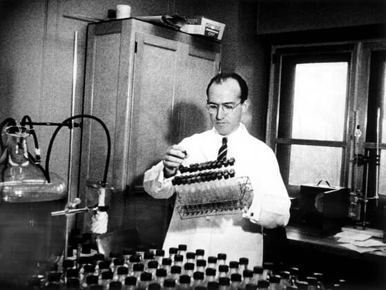 THE TWENTIETH CENTURY, Dr. Jonas Salk, Victory Over Polio, (season 1, episode 22, April 6, 1958), 1957-1970 Courtesy Everett Collection !ACHTUNG AUFNAHMEDATUM GESCHÃ„TZT! PUBLICATIONXNOTxINxCANxCHNxFRAxITAxJPNxNORxPOLxRUSxESPxUKxUSA Copyright: xCourtesyxEverettxCollectionx TBDTWCE EC017