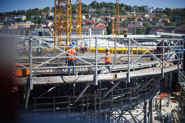 Coronavirus, construction workers Construction of the new main railway station in Stuttgart Six workers of a Turkish construction company working on the Stuttgart 21 site have been infected with the coronavirus Two of them are in hospital The city confirmed a report in the Stuttgarter Zeitung newspaper and declared that a total of 96 people are in quarantine Four of them have symptoms Stuttgart Copyright: xMaxxKovalenkox