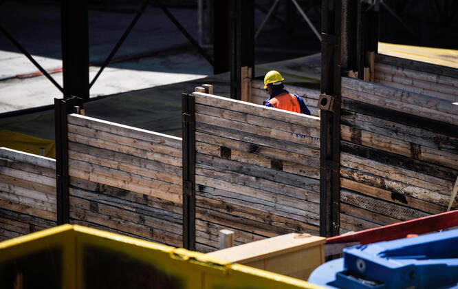 Coronavirus, construction workers Construction of the new main railway station in Stuttgart Six workers of a Turkish construction company working on the Stuttgart 21 site have been infected with the coronavirus Two of them are in hospital The city confirmed a report in the Stuttgarter Zeitung newspaper and declared that a total of 96 people are in quarantine Four of them have symptoms Stuttgart Copyright: xMaxxKovalenkox
