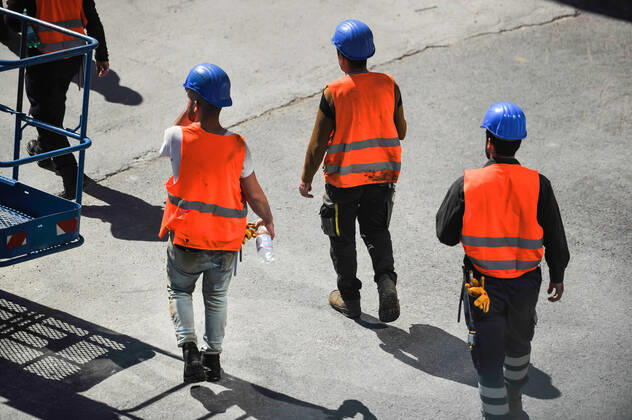 Coronavirus, construction workers Construction of the new main railway station in Stuttgart Six workers of a Turkish construction company working on the Stuttgart 21 site have been infected with the coronavirus Two of them are in hospital The city confirmed a report in the Stuttgarter Zeitung newspaper and declared that a total of 96 people are in quarantine Four of them have symptoms Stuttgart Copyright: xMaxxKovalenkox