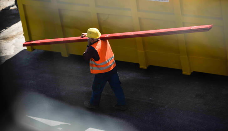 Coronavirus, construction workers Construction of the new main railway station in Stuttgart Six workers of a Turkish construction company working on the Stuttgart 21 site have been infected with the coronavirus Two of them are in hospital The city confirmed a report in the Stuttgarter Zeitung newspaper and declared that a total of 96 people are in quarantine Four of them have symptoms Stuttgart Copyright: xMaxxKovalenkox