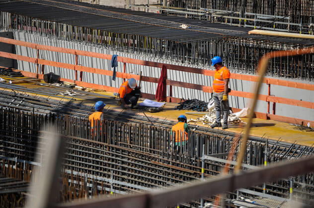 Coronavirus, construction workers Construction of the new main railway station in Stuttgart Six workers of a Turkish construction company working on the Stuttgart 21 site have been infected with the coronavirus Two of them are in hospital The city confirmed a report in the Stuttgarter Zeitung newspaper and declared that a total of 96 people are in quarantine Four of them have symptoms Stuttgart Copyright: xMaxxKovalenkox
