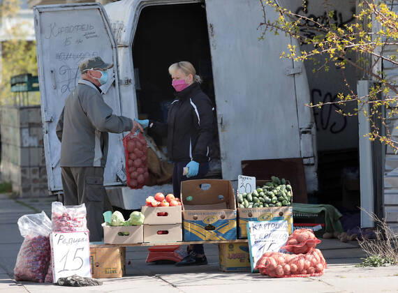 Coronavirus in der Ukraine, Eindrücke aus Kiew KYIV, UKRAINE - APRIL 23, 2020 - A man in a face mask buys a sack of potatoes from a street vendor during the quarantine, Kyiv, capital of Ukraine. Daily life of Kyiv during quarantine on April 23, 2020  Copyright: xHennadiixMinchenkox