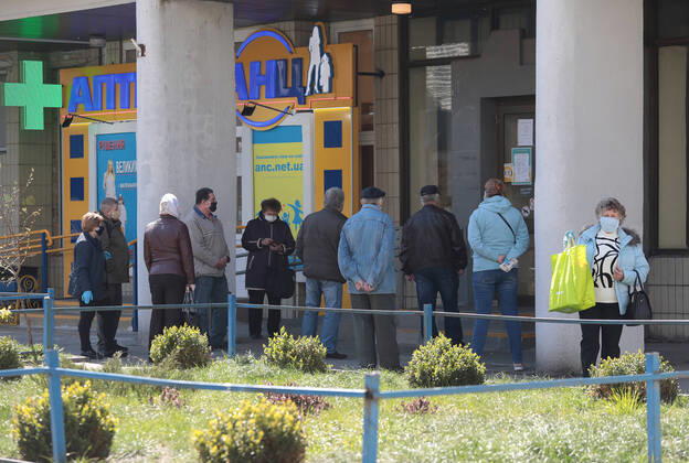 Coronavirus in der Ukraine, Eindrücke aus Kiew KYIV, UKRAINE - APRIL 23, 2020 - People queue outside an Ukrposhta post office during the quarantine, Kyiv, capital of Ukraine. Daily life of Kyiv during quarantine on April 23, 2020  Copyright: xHennadiixMinchenkox