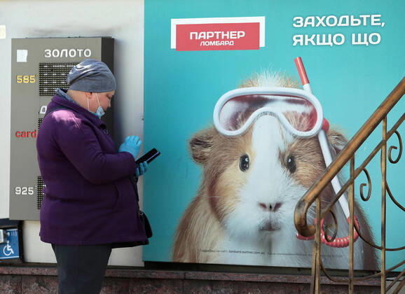 Coronavirus in der Ukraine, Eindrücke aus Kiew KYIV, UKRAINE - APRIL 23, 2020 - A woman wearing gloves browses her phone during the quarantine, Kyiv, capital of Ukraine. Daily life of Kyiv during quarantine on April 23, 2020  Copyright: xHennadiixMinchenkox
