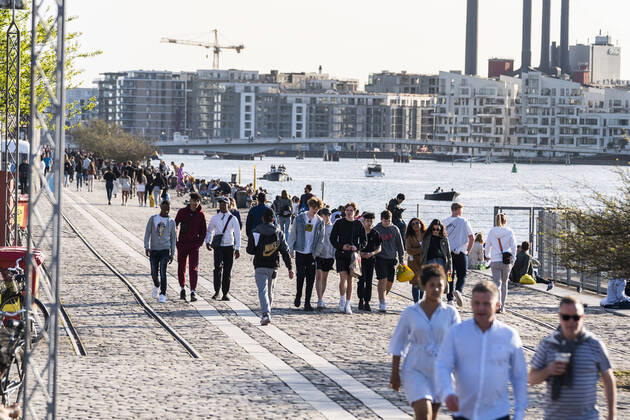 Copenhageners enjoy the warm spring weather at Island Brygge in Copenhagen on Thursday, April 23, 2020 NOTE the picture taken with a telephoto lens and the distance between people in the picture can be perceived less than it really is , Denmark,  Copyright: MartinxSylvestx cop333 spdk20200423-185821-L