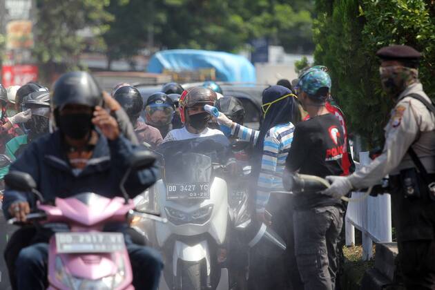 Coronavirus in Indonesien, Eindrücke aus Makasar (200423) -- MAKASSAR, April 23, 2020 -- A paramedic checks body temperature of a motor rider amid COVID-19 outbreak in Makassar, South Sulawesi, Indonesia, April 23, 2020. Indonesia reported 357 new COVID-19 cases and 11 new deaths, bringing the total number of infections and fatalities to 7,775 and 647 respectively, the government spokesman for handling COVID-19 Achmad Yurianto said. (Photo by Xinhua) INDONESIA-MAKASSAR-COVID-19-CASES M.xFirmansyah 