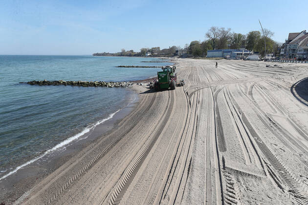 Beach in Niendorf, traces, beach cleaning Niendorf