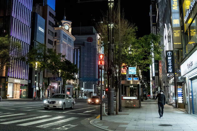 Coronavirus in Japan, Eindrücke aus Tokio April 23, 2020, Tokyo, Japan: A man wearing a face mask as a preventive measure walks past a business area during the coronavirus crisis..The Japan government declared a state of emergency to cover the whole country and will continue until May 6. Tokyo governor, Yuriko Koike has asked restaurants and bars to be closed at 8pm as a preventive measure against COVID-2019. Tokyo Japan - ZUMAs197 20200423_zaa_s197_081 Copyright: xViolaxKamx