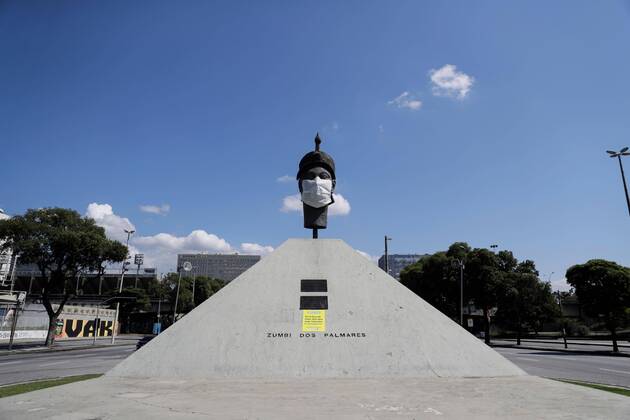 Coronavirus in Brasilien, Eindrücke aus Rio de Janeiro The statues of the Brazilian quilombola leader, Zumbi de Palmares (photo), of the captain of the legendary 1958 Brazilian soccer team Hilderaldo Bellini, of the poet Carlos Drummond de Andrade and of the singer-songwriter Cartola, are seen today wearing masks to raise awareness among Brazilians about their use, which began this Thursday to be mandatory in Rio de Janeiro, Brazil 23 April 2020. Rio City Council puts masks on the statues of the city !ACHTUNG: NUR REDAKTIONELLE NUTZUNG!  Copyright: xAntonioxLacerdax AME5130 20200423-637232685631426002