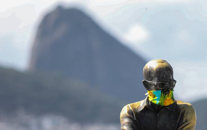 Coronavirus in Brasilien, Eindrücke aus Rio de Janeiro A man looks at the sculpture of the poet Carlos Drummond de Andrade with a face mask in Rio de Janeiro, Brazil, 23 April 2020. The statues of the captain of the mythical Brazilian team of 1958 Hilderaldo Bellini, of the poet Carlos Drummond de Andrade and of the Brazilian singers Dorival Caymmi and Cartola wore today the mask put on by the Rio City Council to make Brazilians aware of its use, which began to be mandatory in this city. EFE Antonio Lacerda Rio City Council puts masks on the statues of the city !ACHTUNG: NUR REDAKTIONELLE NUTZUNG!  Copyright: xAntonioxLacerdax AME5158 20200423-637232706982854267