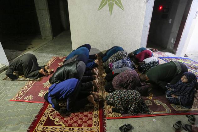 Coronavirus, Eindrücke aus Gaza April 23, 2020, Khan Younis, Gaza Strip, Palestinian Territory: A Palestinian family performs a night prayer known as Tarawih in their home after the mosques are closed after clerics took protective measures in a bid to stem the spread of the novel coronavirus as a precaution against the spread of the coronavirus (COVID-19), in Khan Younis in the southern Gaza Strip on April 23, 2020. Muslims across the world are preparing for the Islamic holy fasting month of Ramadan, which prohibits eating, drinking, smoking from dawn to dusk Khan Younis Palestinian Territory - ZUMAap3_ 20200423_zaf_ap3_133 Copyright: xAshrafxAmrax