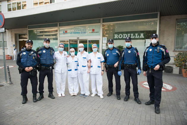 April 23, 2020, Madrid, MADRID, SPAIN: Municipal Police poses for photo with health during the tribute to the health workers at the Hospital Fundacion Jimenez Diaz during the Covid-19 pandemic on April 23, 2020 in Madrid, Spain Madrid SPAIN - ZUMAa181 20200423_zaa_a181_089 Copyright: xJoaquinxCorcherox