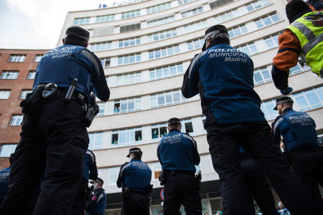April 23, 2020, Madrid, MADRID, SPAIN: Municipal policeman applauds during the tribute to the health workers at the Hospital Fundacion Jimenez Diaz during the Covid-19 pandemic on April 23, 2020 in Madrid, Spain Madrid SPAIN - ZUMAa181 20200423_zaa_a181_079 Copyright: xJoaquinxCorcherox