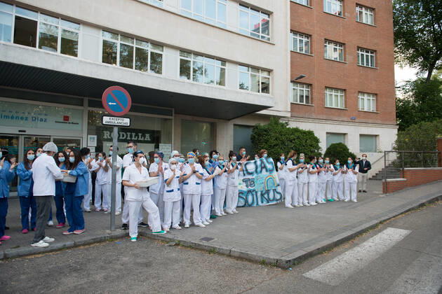 April 23, 2020, Madrid, MADRID, SPAIN: Several health workers show a Thank You banner during the tribute to the health workers at the Hospital Fundacion Jimenez Diaz during the Covid-19 pandemic on April 23, 2020 in Madrid, Spain Madrid SPAIN - ZUMAa181 20200423_zaa_a181_084 Copyright: xJoaquinxCorcherox