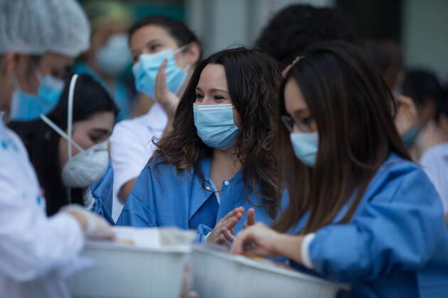April 23, 2020, Madrid, MADRID, SPAIN: Municipal Police distributes biscuits to health during the tribute to the health workers at the Hospital Fundacion Jimenez Diaz during the Covid-19 pandemic on April 23, 2020 in Madrid, Spain Madrid SPAIN - ZUMAa181 20200423_zaa_a181_064 Copyright: xJoaquinxCorcherox
