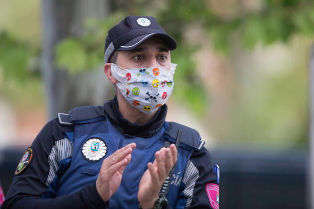 April 23, 2020, Madrid, MADRID, SPAIN: Municipal policeman applauds during the tribute to the health workers at the Hospital Fundacion Jimenez Diaz during the Covid-19 pandemic on April 23, 2020 in Madrid, Spain Madrid SPAIN - ZUMAa181 20200423_zaa_a181_053 Copyright: xJoaquinxCorcherox