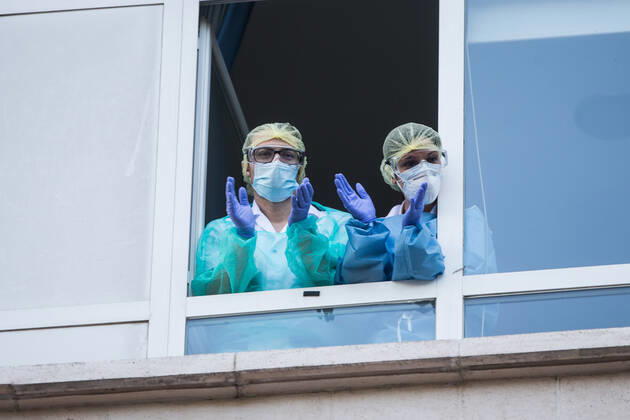 April 23, 2020, Madrid, MADRID, SPAIN: Several health workers applaud during the tribute to the health workers at the Hospital Fundacion Jimenez Diaz during the Covid-19 pandemic on April 23, 2020 in Madrid, Spain Madrid SPAIN - ZUMAa181 20200423_zaa_a181_059 Copyright: xJoaquinxCorcherox